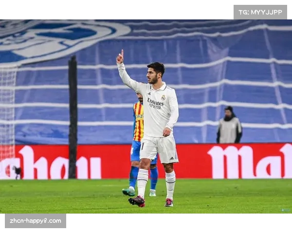 皇马后卫阿森西奥比赛中颈部受伤，被担架抬离场